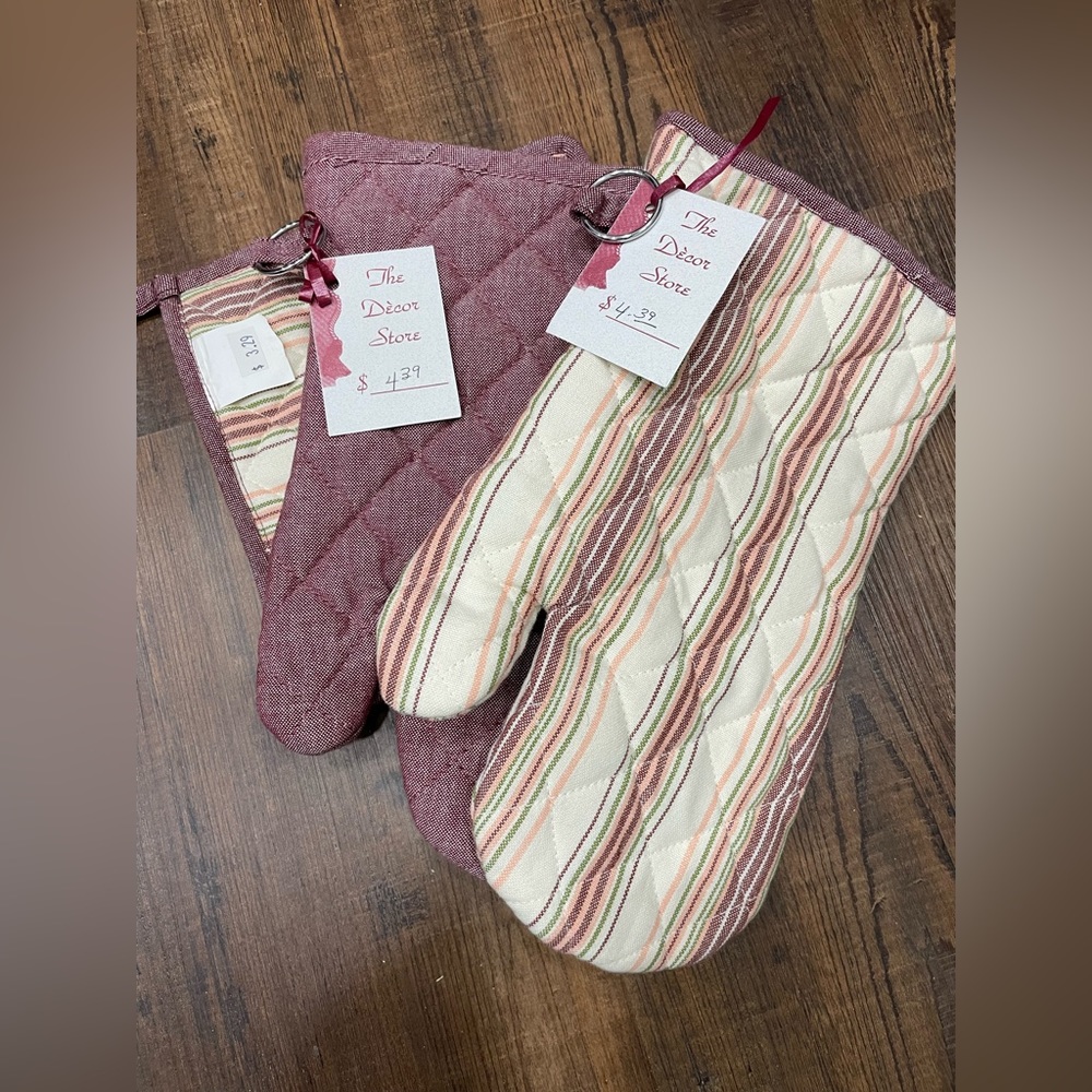 Van Cleef 3 pc Kitchen Linen Set NWT!! Oven mitts and potholder. Burgundy/cream